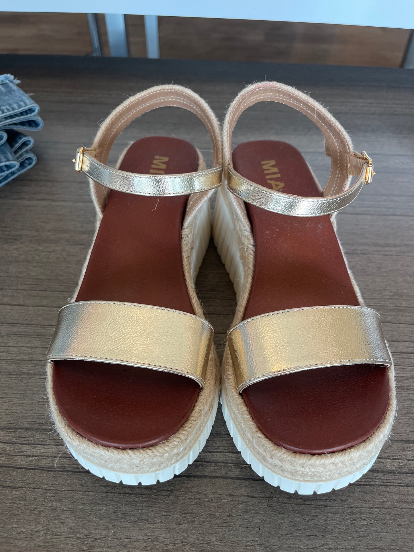 Yanis Sandal