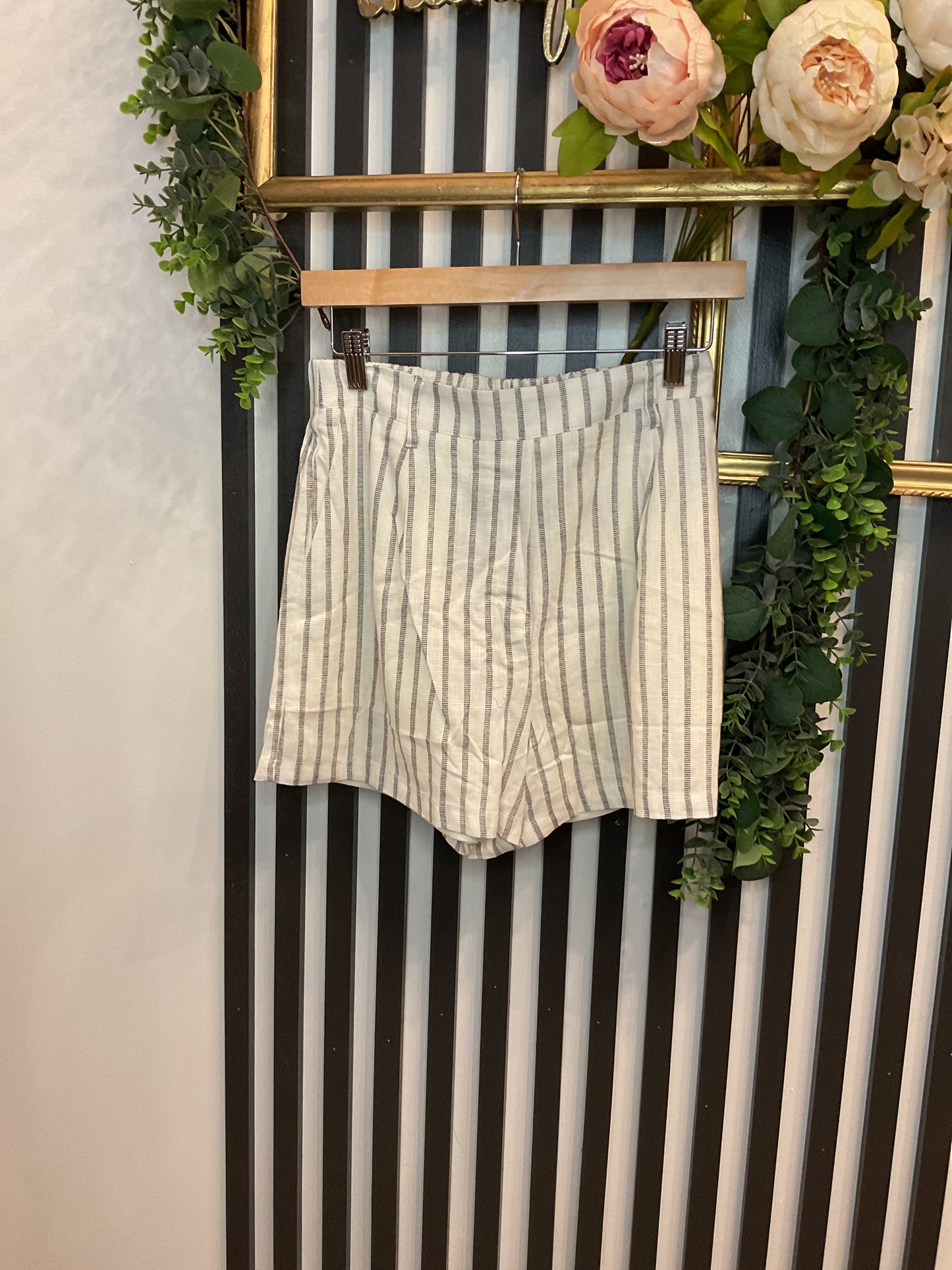 White/Black Short
